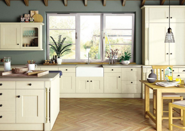 Desain Dapur dengan Laci Kayu dan Peralatan Klasik